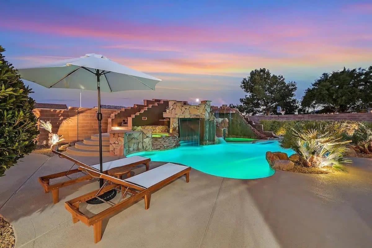 Lux 5br W Pool, Hot Tub, Waterfall, Rv Space Villa Las Vegas