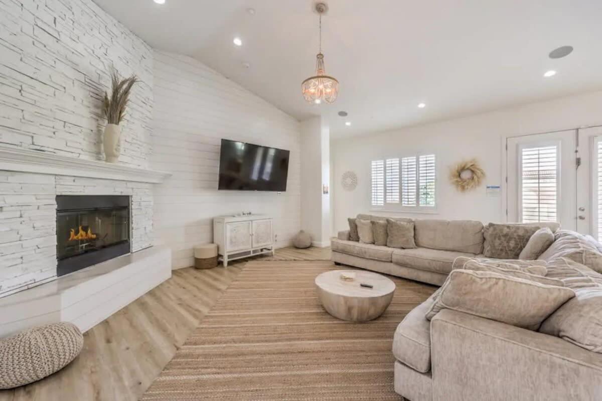 Lux 5br W Pool, Hot Tub, Waterfall, Rv Space Villa