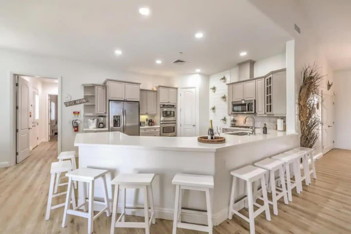 Lux 5br W Pool, Hot Tub, Waterfall, Rv Space Villa *