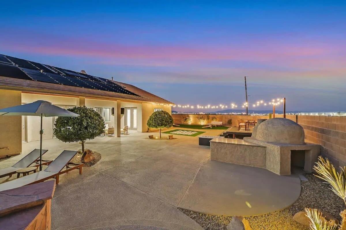 Villa Lux 5br W Pool, Hot Tub, Waterfall, Rv Space Las Vegas