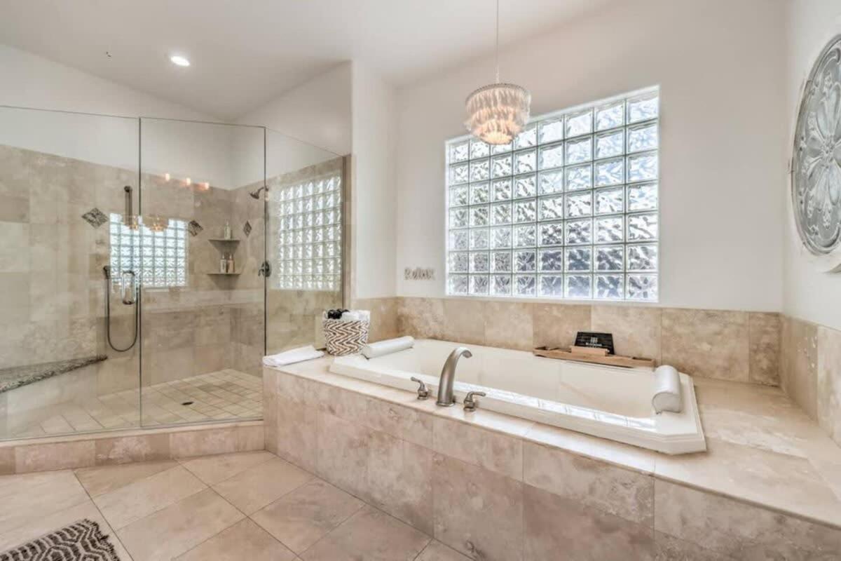 Lux 5br W Pool, Hot Tub, Waterfall, Rv Space Villa